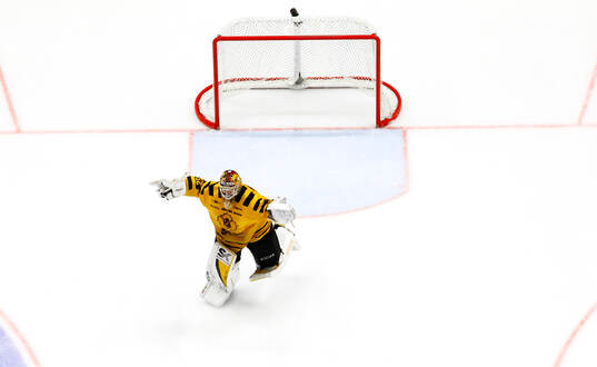 Skellefteås målvakt Linus Söderström jublar