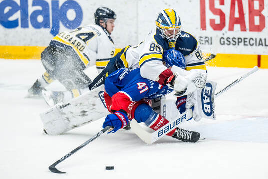 Oskarshamns Johan Johnsson och HV71s målvakt Frederik