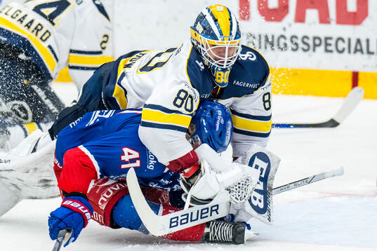 Oskarshamns Johan Johnsson och HV71s målvakt Frederik