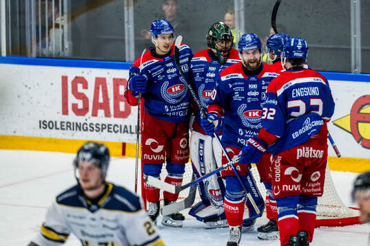 Oskarshamns Lukas Jasek jublar, målvakt Tomas Rydén och