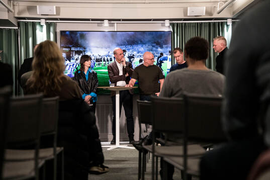Mats Ihlbom, åklagare, Fredrik Reinfeldt, ordförande i Svenska fotbollförbundet och Robert Laul, fotbollskrönikör på Göteborgs-Posten, Johan Lindvall, generalsekreterare Svensk elitfotboll, Mats Jonsson, säkerhetsansvarig i Djurgårdens IF. Fredrik Gårdare, tidigare chef för polisens Aktionsgrupp idrott och Elsa Alm, debattör, fotbollssupporter och ungsekreterare i LO deltar i en debatt anordnad utav Svenska Sportjournalistförbundet den 26 mars 2024 i Stockholm. 