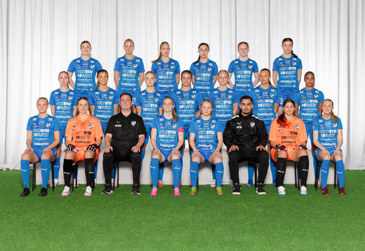  Alva Hallengren, Moa Pettersson, Olivia Stridh, Valentina Metej, Vera Andersson, Elsa Rådde. Mittenledet från vänster: Elin Hagström, Paulina Madeling, Ellen Roslund, Silje Langmar Stockmar, Lovis Einarsson, Elin Blomberg, Ronya Halleen. Sittande från vänster: Kajsa Nilsson, Frida Axelsson, Chefstränare Emil Halldin, Sofia Olsson, Wilma Finnman, Målvaktstränare Omar Abodeeb, Emilia Blomberg, Maja Landin. Editors note: Bilden retuscherad.