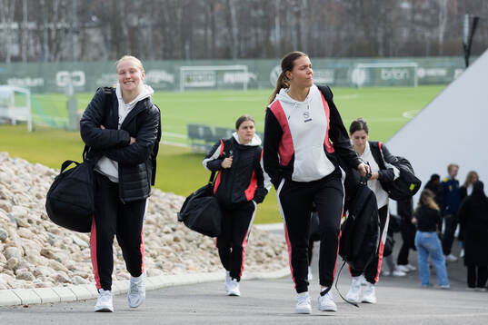 Johanna Fossdalsá Sørensen and Goalkeeper Kajsa Höglund Jansson of Häcken