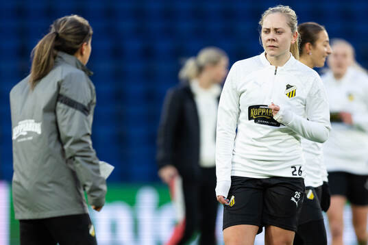 Assistant coach Bri Campos and Alice Bergström