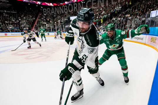 Färjestads Linus Johansson och Rögles Brandon Davidson