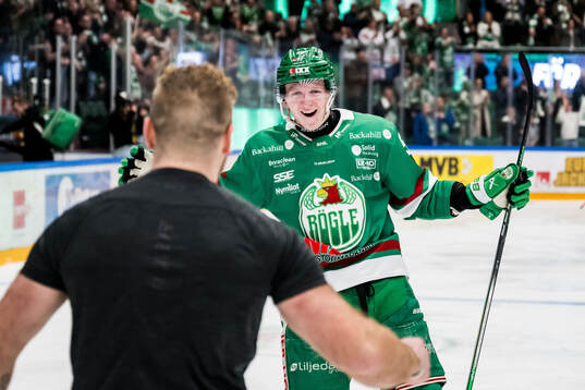 Rögles Adam Engström jublar