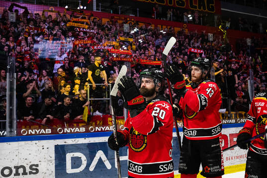 Luleås Jack Connolly och Oscar Eklind tackar supportrarna