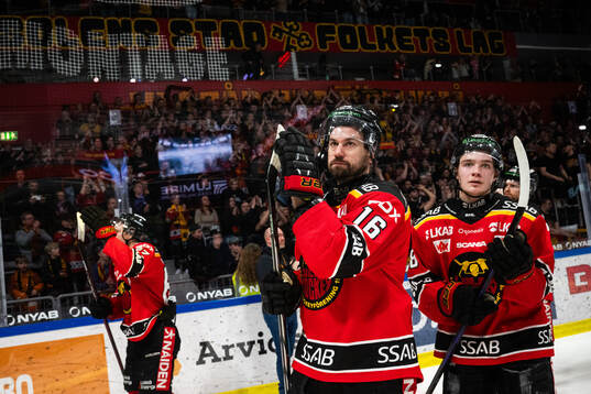 Luleås Niklas Olausson tackar supportrarna