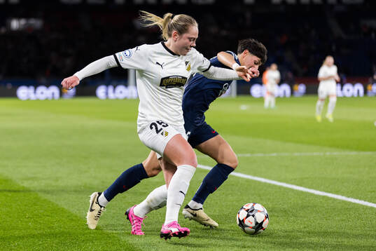 Alice Bergström of Häcken and Elisa De Almeida of Paris