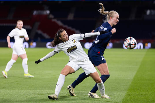 Rusul Rosa Kafaji of Häcken and Amalie Vangsgaard of Paris