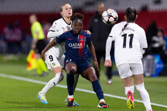 Filippa Curmark of Häcken and Sandy Baltimore of Paris