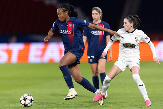 Marie-Antoinette Katoto of Paris Saint Germain and Clarissa Larisey of Häcken
