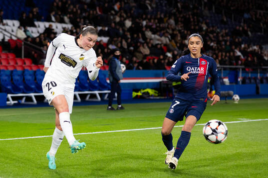 Hanna Wijk of Häcken and Sakina Karchaoui of Paris Saint