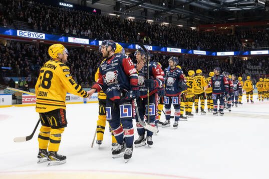 Skellefteås och Linköpings spelare tackar varandra