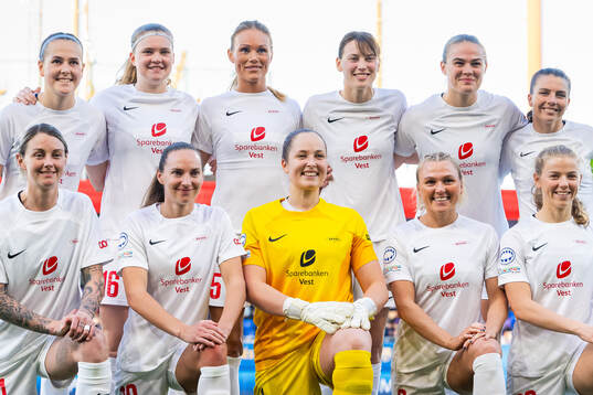 The starting eleven of Brann pose for a team photo