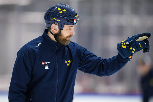 Head coach Ulf Lundberg of Sweden at a practice session
