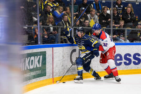 HV71s Isac Brännström och Oskarshamns Oscar Engsund