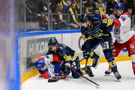 Oskarshamns Lukas Jasek och Hugo Jonasson mot HV71s Mattias