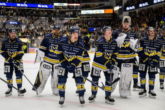 HV71s Simon Önerud jublar med lagkamrater