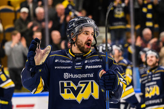 HV71s Oliwer Kaski jublar