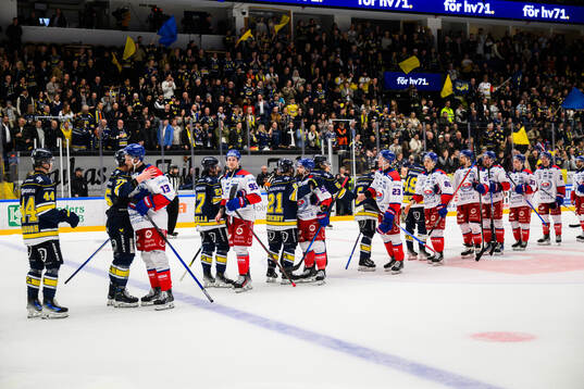 HV71 och Oskarshamns spelare tackar varandra