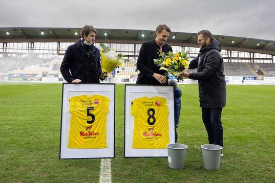 Adam Eriksson och Tobias Helldén avtackas utav sportchef David Svensson