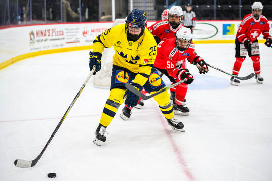 Bla gjennom flere bilder av 2024 IIHF Women's World Championship, day -4 Friendly Game, Switzerland - Sweden
