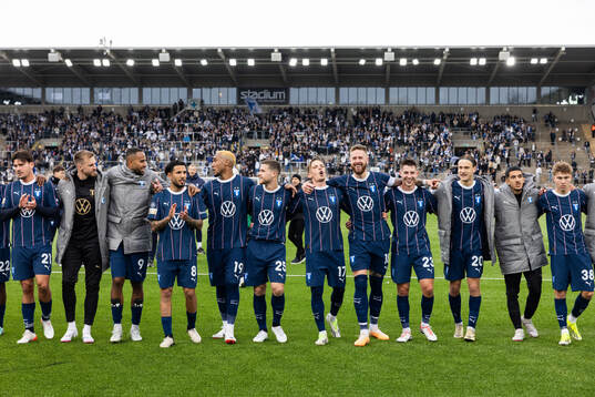Malmö FFs Stefano Vecchia, Isaac Kiese Thelin, Sergio Pena, Derek Cornelius, Gabriel Busanello, Jens Stryger Larsen, Pontus Jansson, Lasse Berg Johnsen och Erik Botheim och Hugo Bolin jublar