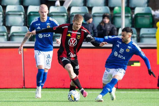  GIF Sundsvalls Lucas Forsberg och Marc Manchon mot Östersunds Simon Kroon