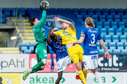 Trelleborgs målvakt Andreas Larsen och IK Oddevolds Axel
