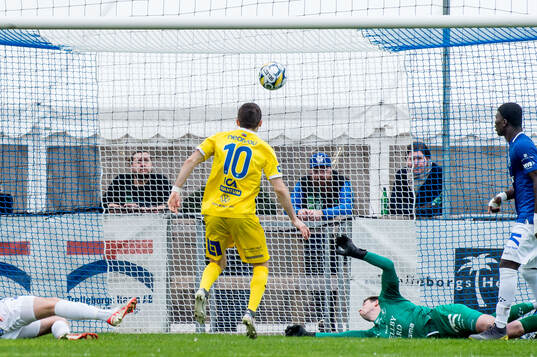 IK Oddevolds Liridon Kalludra och Trelleborgs målvakt