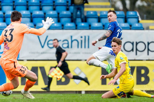 Trelleborgs Filip Bohman och IK Oddevolds målvakt Oscar