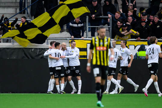 Mjällbys Viktor Gustafson jublar efter 0-1