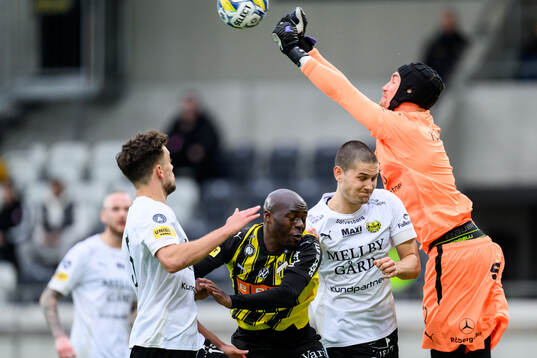 Häckens Edward Chilufya och Mjällbys Rasmus Wikström