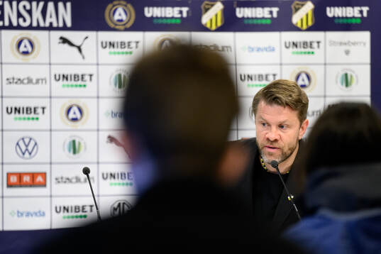 Häckens tränare Pål Arne Johansen på presskonferensen