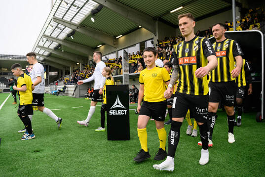 Häckens Jacob Barret Laursen går in på arenan