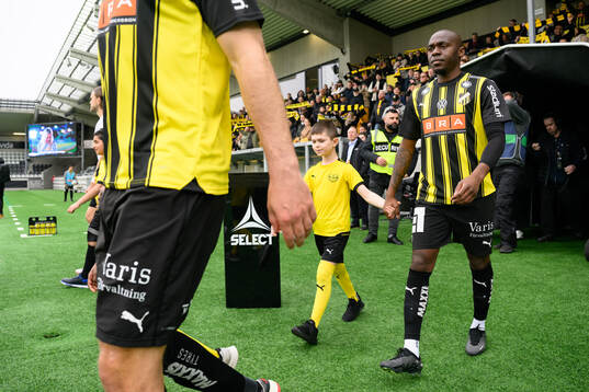 Häckens Edward Chilufya går in på arenan