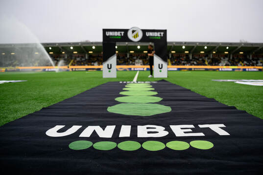 En matta från Unibet på planen