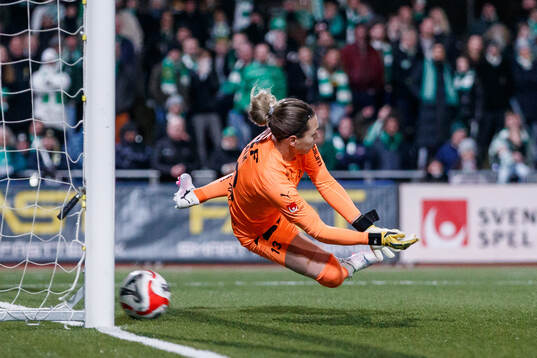 Häckens målvakt Jennifer Falk släpper in en straffspark