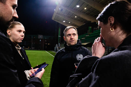 Hammarbys tränare Martin Sjögren intervjuas