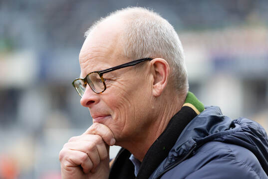 GAIS ordförande Stefan Tilk intervjuas i halvtid