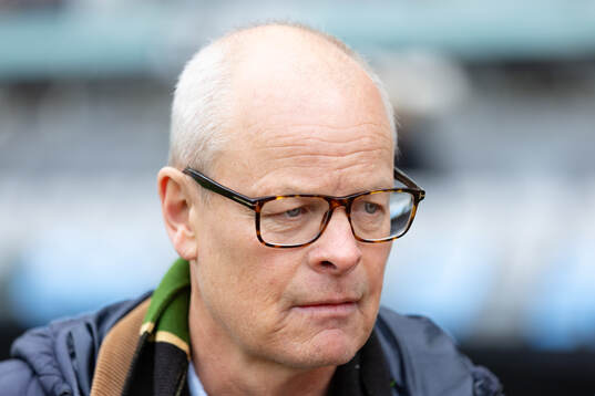 GAIS ordförande Stefan Tilk intervjuas i halvtid