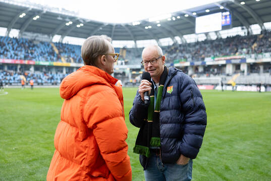 GAIS ordförande Stefan Tilk intervjuas i halvtid