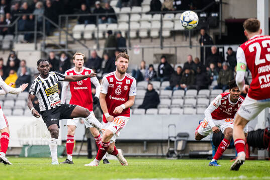 Landskronas Kofi Asare skjuter in 4-0 målet förbi Sandvikens IFs Kasper Harletun