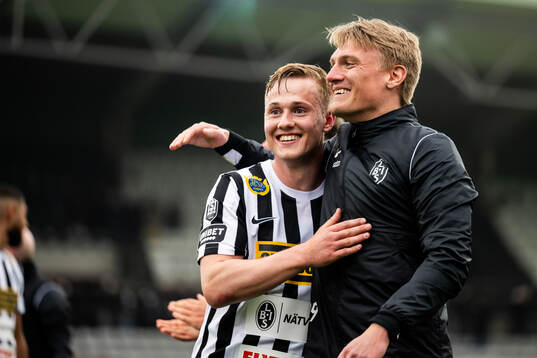 Landskronas Jesper Strid och målvakt Svante Hildeman jublar