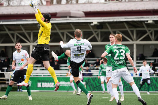 Brages målvakt Viktor Frodig och Varbergs Niklas Dahlström