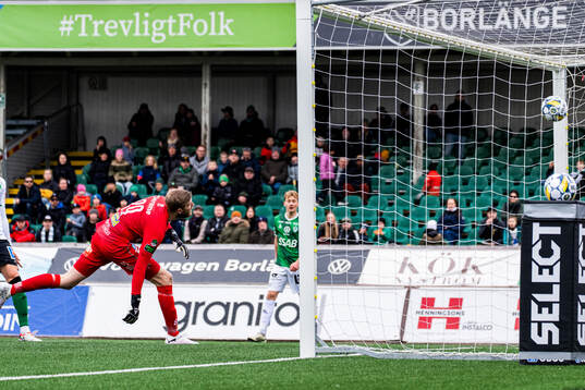 Varbergs målvakt Fredrik Andersson ser 1-0 målet gå i mål