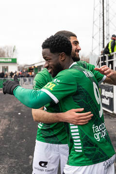 Brages Ömur Pektas och Kevin Appiah Nyarko jublar