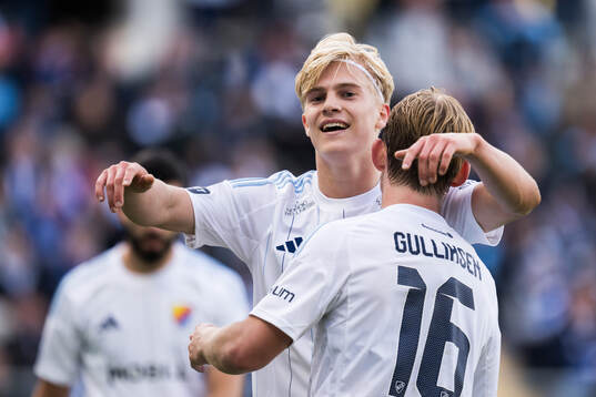 Djurgårdens Lucas Bergvall och Tobias Gulliksen jublar efter 0-4 målet