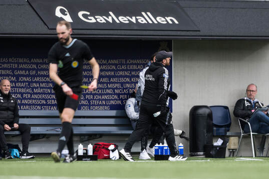 Gefles tränare Mikael Bengtsson lämnar planen efter att ha fått rött kort s